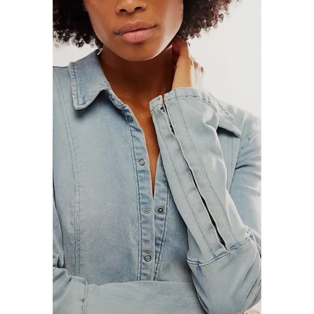 Free People THEA Denim Snap Front Mini Dress in Bleachout Blue Size XS NWOT $148 - Picture 5 of 8